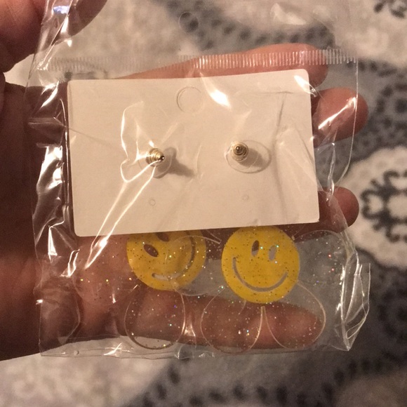 3/$15 90s Smiley Daisy Earrings - Picture 3 of 3